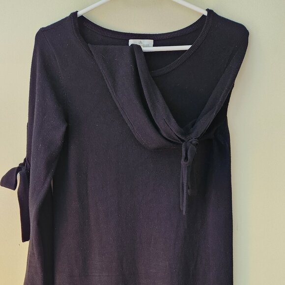 Classic Knit little Black Dress with Cut-Out Bow on the Sleeves - Picture 1 of 2